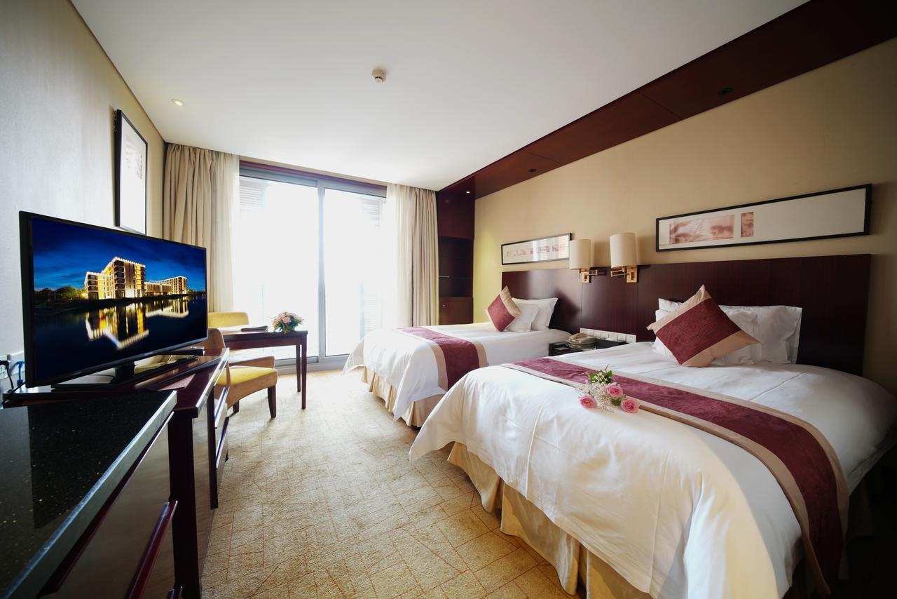 Howard Johnson Plaza Lingang Shanghai Nanhui Esterno foto